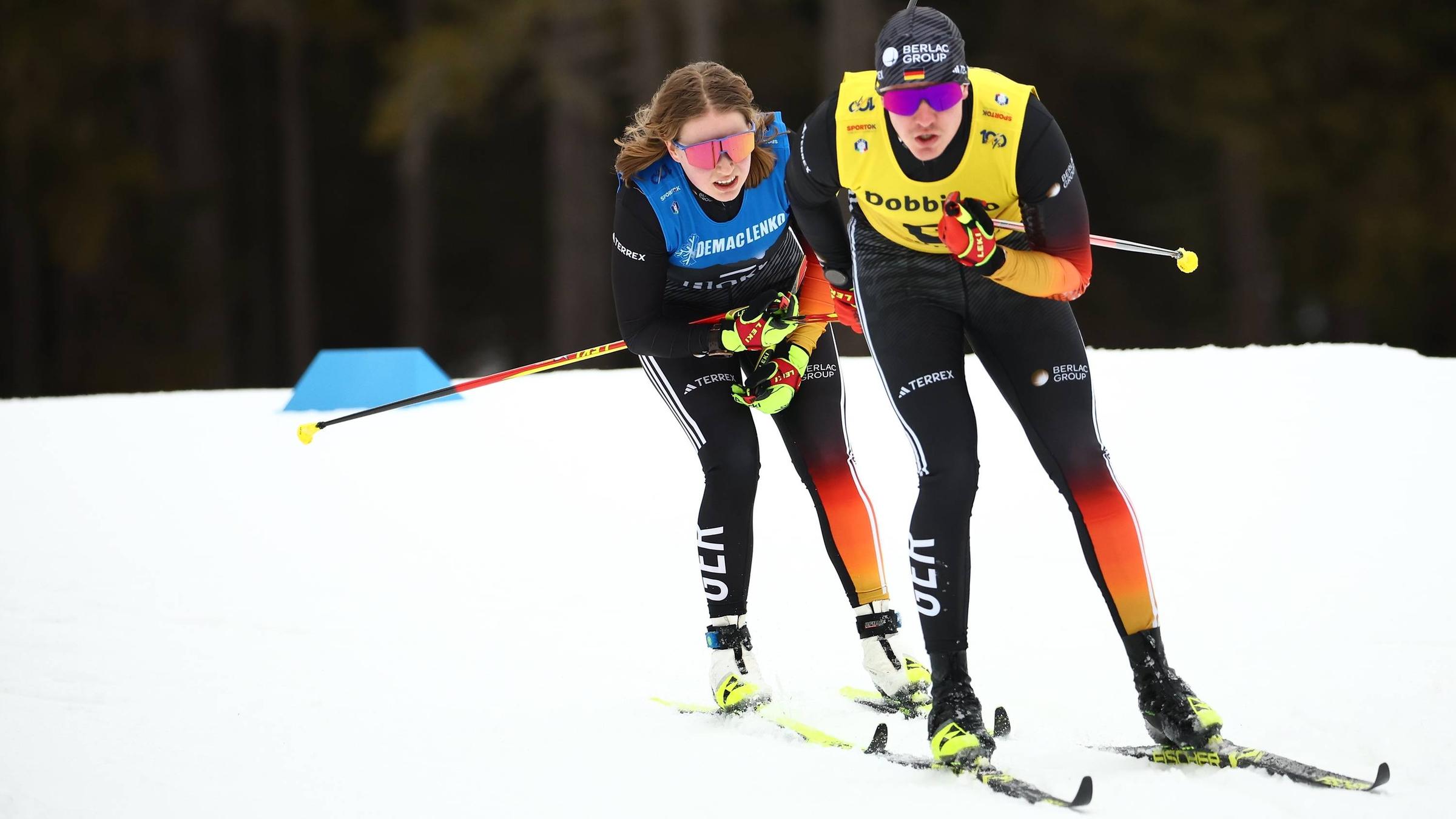 Langläuferin Linn Kazmaier folgt im 10-Kilometer-Rennen der Nordischen Para-WMihrem Guide Florian Baumann