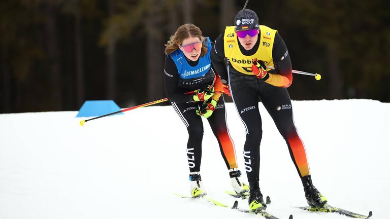Langläuferin Linn Kazmaier folgt im 10-Kilometer-Rennen der Nordischen Para-WMihrem Guide Florian Baumann