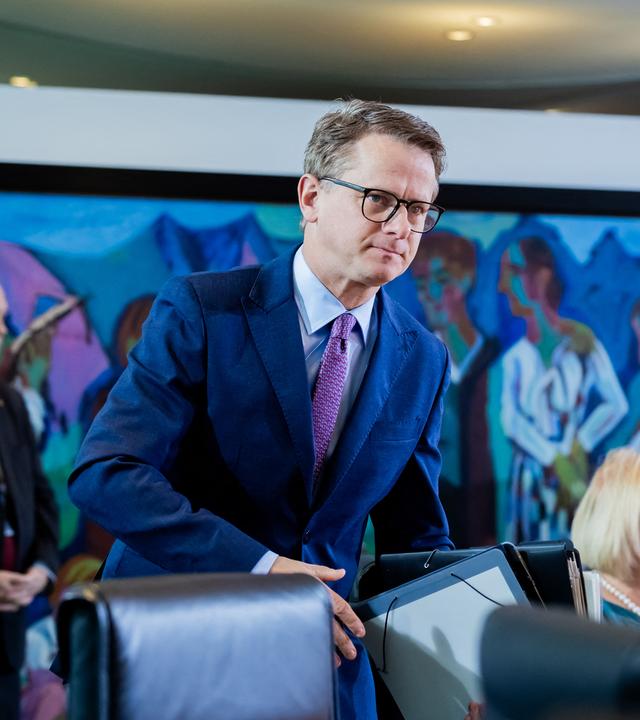 Carsten Linnemann (2.v.l., CDU), Bundesministerin für Gesundheit, kommt zur Sitzung des Bundeskabinetts im Bundeskanzleramt