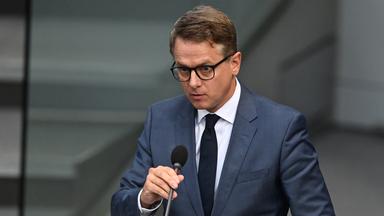Carsten Linnemann (CDU), Bundesminister für Gesundheit, spricht bei der Sitzung des Bundestags mit der Regierungsbefragung.
