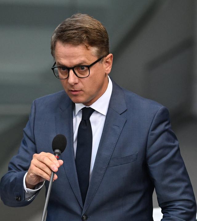 Carsten Linnemann (CDU), Bundesminister für Gesundheit, spricht bei der Sitzung des Bundestags mit der Regierungsbefragung.
