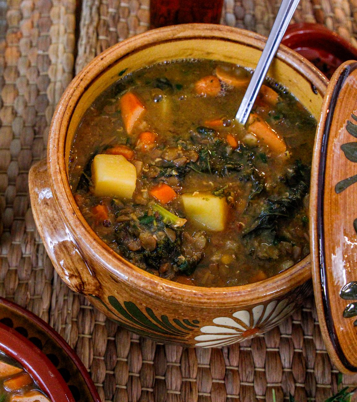 Vegane Linsensuppe mit Grünkohl