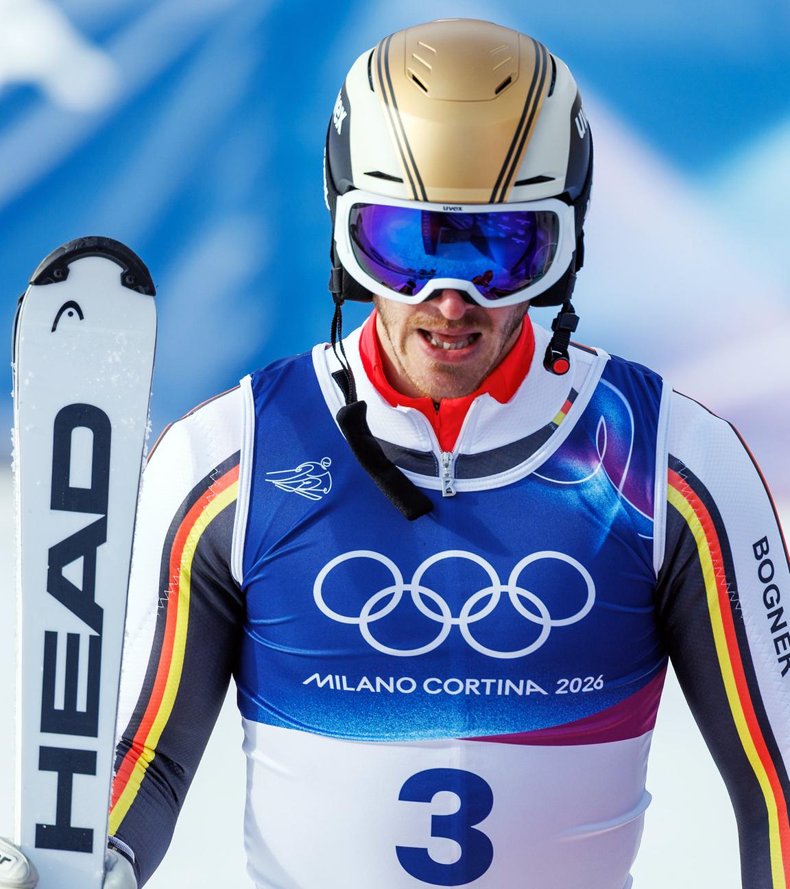 Der deutsche Skirennläufer Linus Strasser geht nach seinem Lauf im Riesenslalom bei den Olympischen Winterspielen 2026 in Cortina von der Strecke