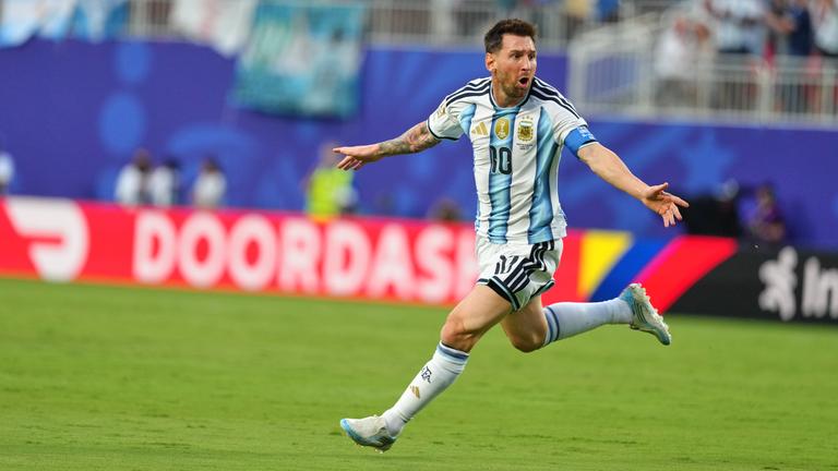 Lionel Messi jubelt über ein Tor gegen Algerien