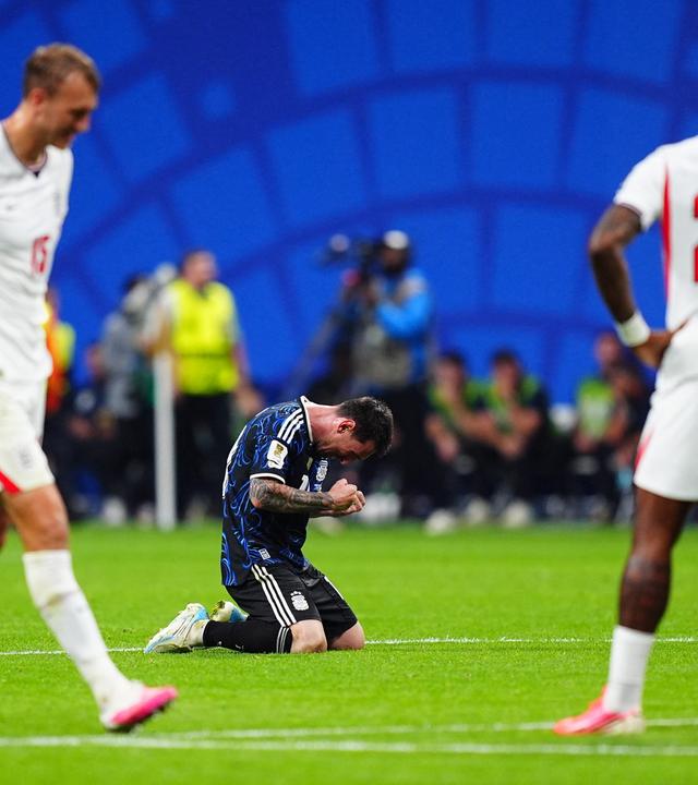 Der argentinische Nationalspieler Lionel Messi kniet nach dem Sieg gegen England mit geballten Fäusten jubelnd auf dem Boden
