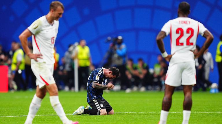 Der argentinische Nationalspieler Lionel Messi kniet nach dem Sieg gegen England mit geballten Fäusten jubelnd auf dem Boden