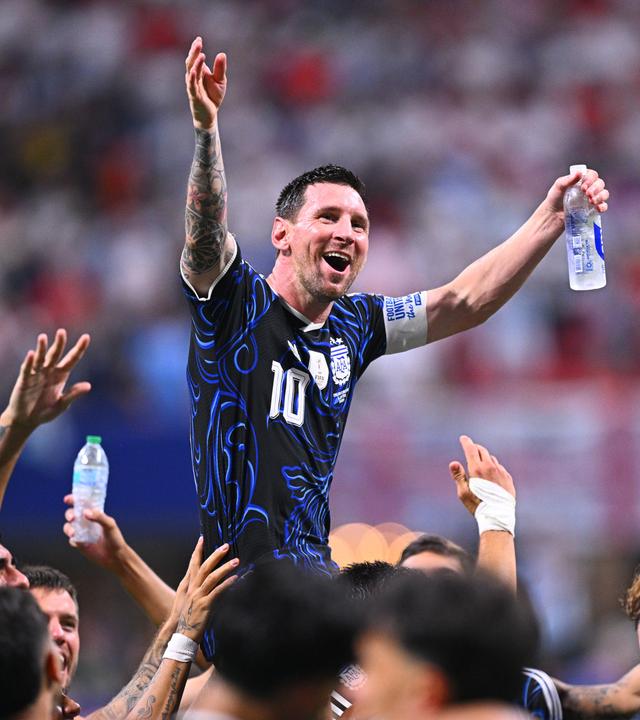 Der argentinische Nationalspieler Lionel Messi wird nach dem Sieg gegen England im WM-Halbfinale von seinen jubelden Teamkameraden auf dem Rücken getragen