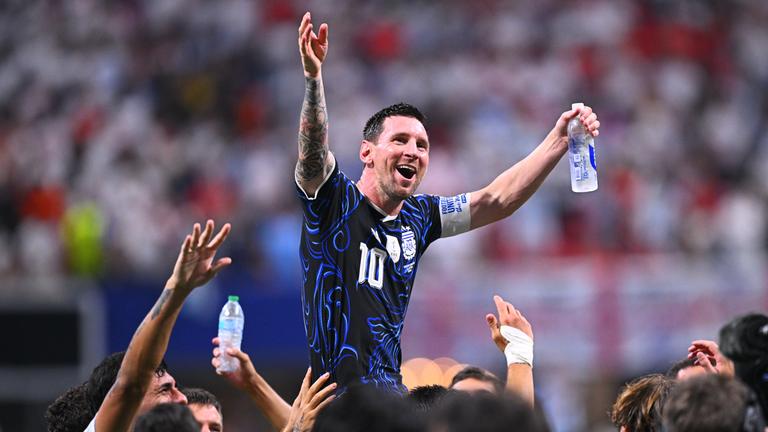 Der argentinische Nationalspieler Lionel Messi wird nach dem Sieg gegen England im WM-Halbfinale von seinen jubelden Teamkameraden auf dem Rücken getragen