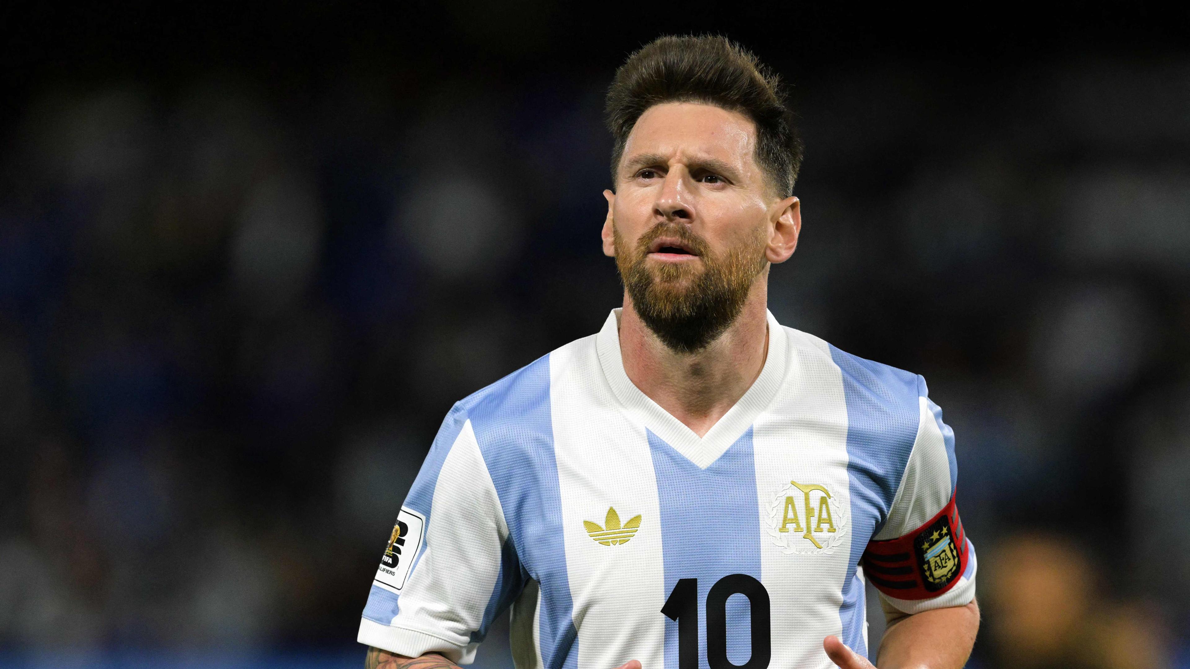 Der Fußballspieler Lionel Messi bei einem Fußballspiel, er trägt ein blau-weißes Argentinien-Trikot