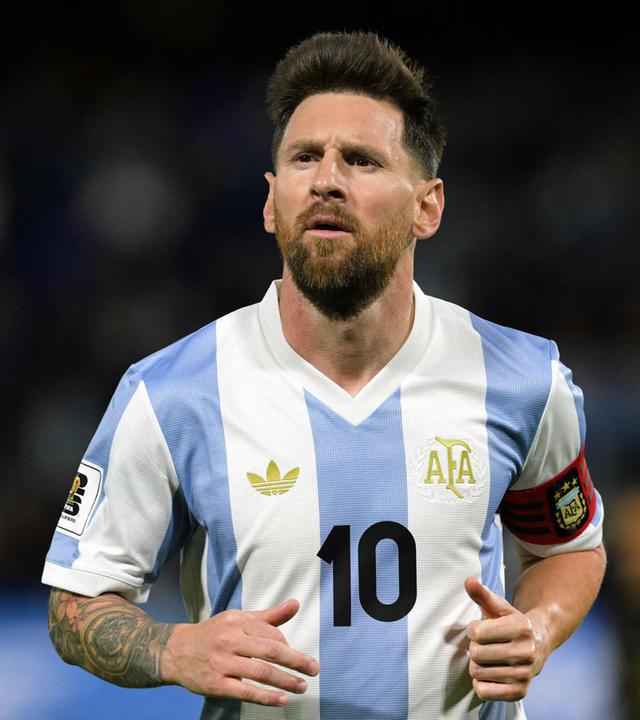 Der Fußballspieler Lionel Messi bei einem Fußballspiel, er trägt ein blau-weißes Argentinien-Trikot