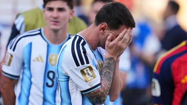Lionel Messi (10) und Julian Alvarez (9) reagieren nach der Niederlage ihrer Mannschaft gegen Spanien im WM-Endspiel.