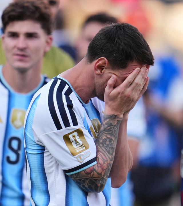 Lionel Messi (10) und Julian Alvarez (9) reagieren nach der Niederlage ihrer Mannschaft gegen Spanien im WM-Endspiel.