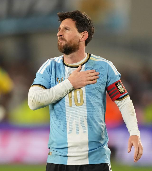 Der Argentinier Lionel Messi jubelt, nachdem er in seinem letzten Länderspiel ein drittes Tor für seine Mannschaft per Elfmeter erzielt hat.