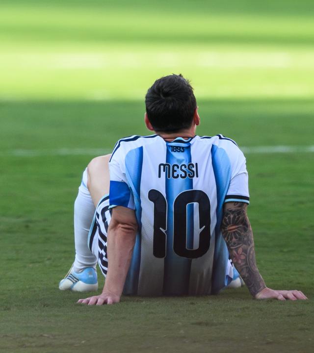Lionel Messi sitzt nach dem verlorenen WM-Finale gegen Spanien auf dem Rasen.