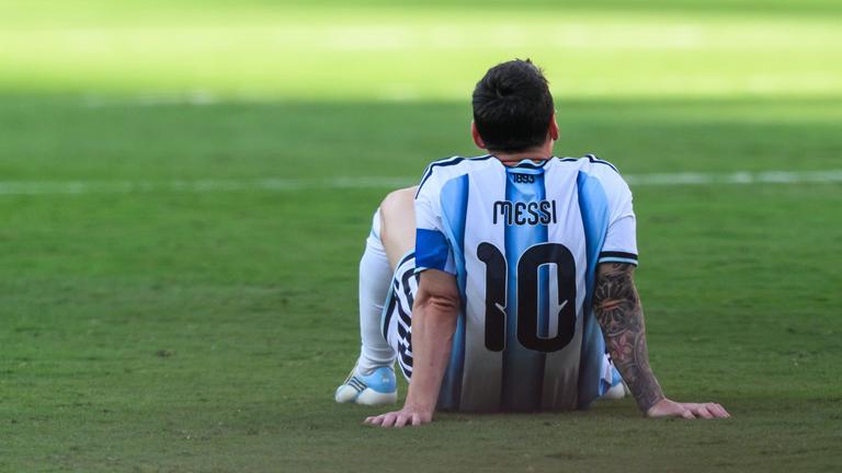 Lionel Messi sitzt nach dem verlorenen WM-Finale gegen Spanien auf dem Rasen.