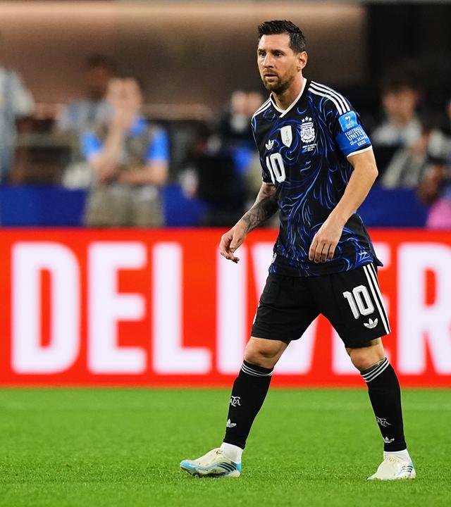 Der argentinische Nationalspieler Lionel Messi schaut im Spiel gegen Jordanien konzentriert auf das Spielgeschehen