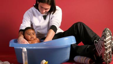 Lionel Messi und Lamine Yamal (Baby), aufgenommen am 31.10.2007