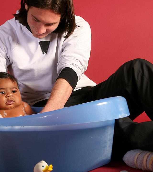 Lionel Messi und Lamine Yamal (Baby), aufgenommen am 31.10.2007