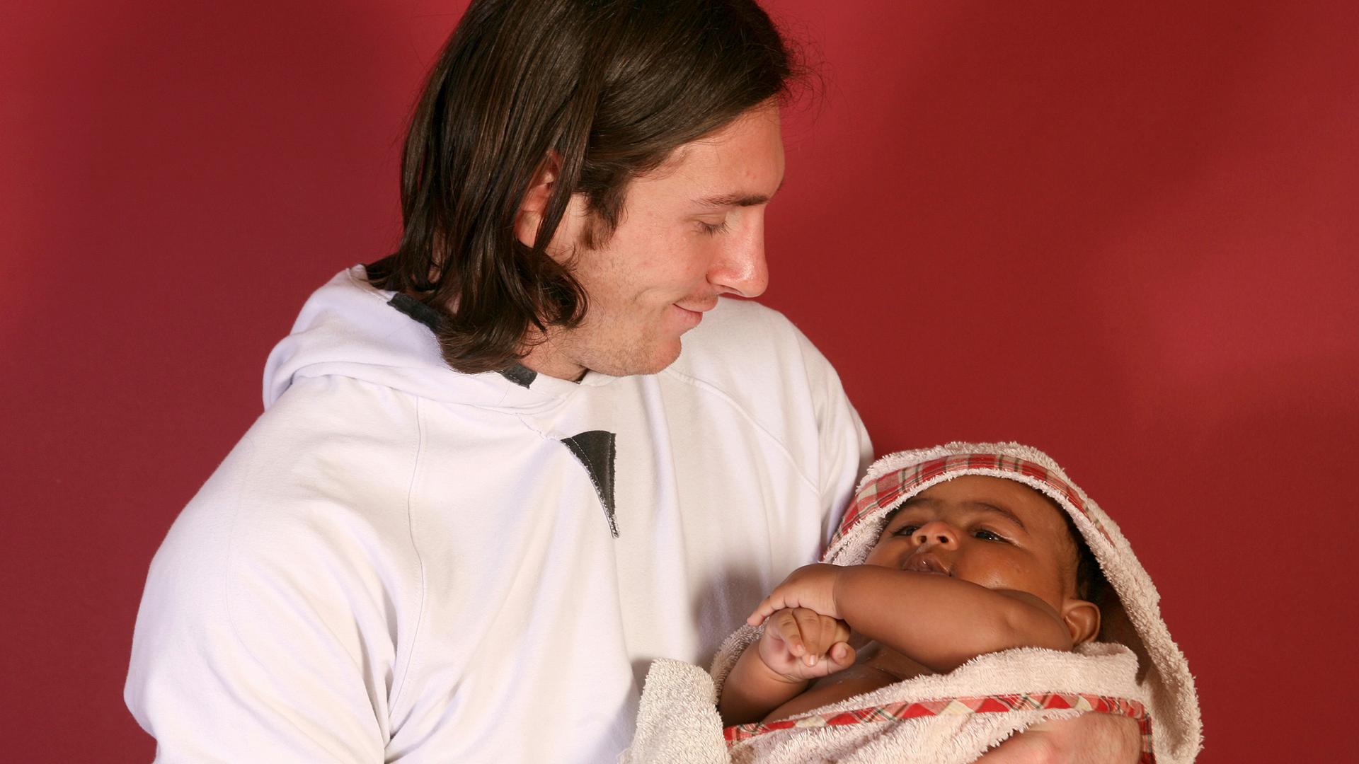 Lionel Messi und Lamine Yamal (Baby), aufgenommen am 31.10.2007