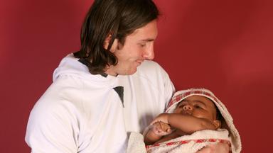 Lionel Messi und Lamine Yamal (Baby), aufgenommen am 31.10.2007