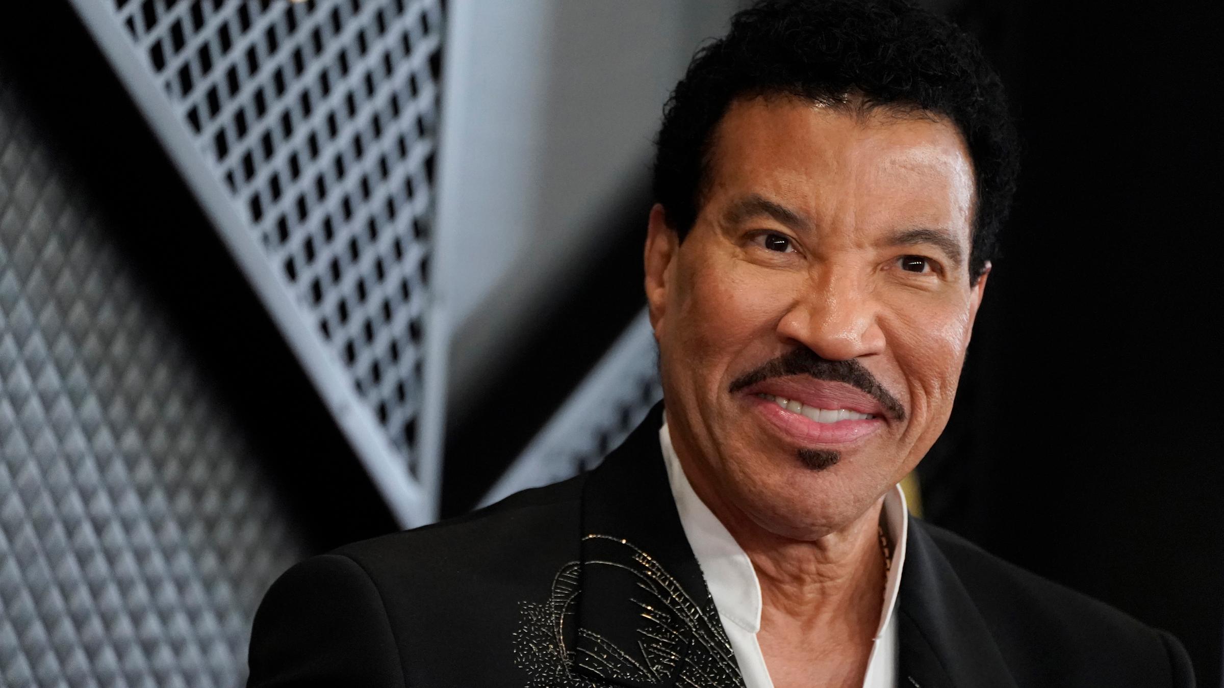 04.02.2024, USA, Los Angeles: Lionel Richie kommt zur Verleihung der 66. jährlichen Grammy Awards.