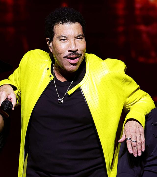 Lionel Richie ist während eines Auftritts zu sehen.