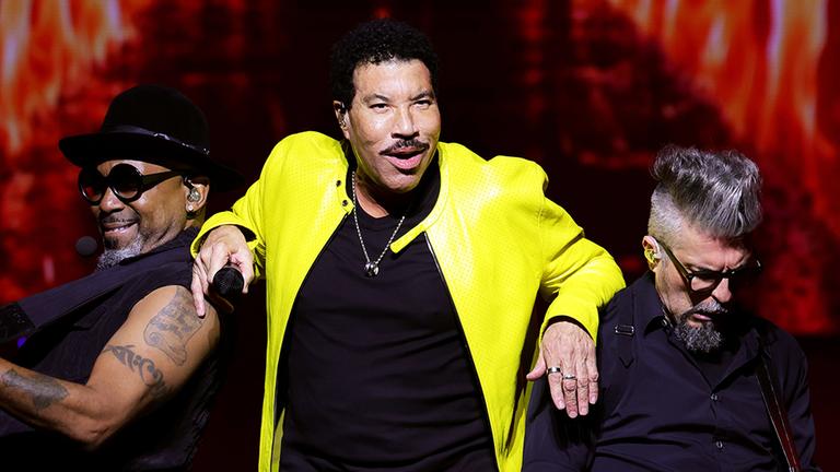 Lionel Richie ist während eines Auftritts zu sehen.