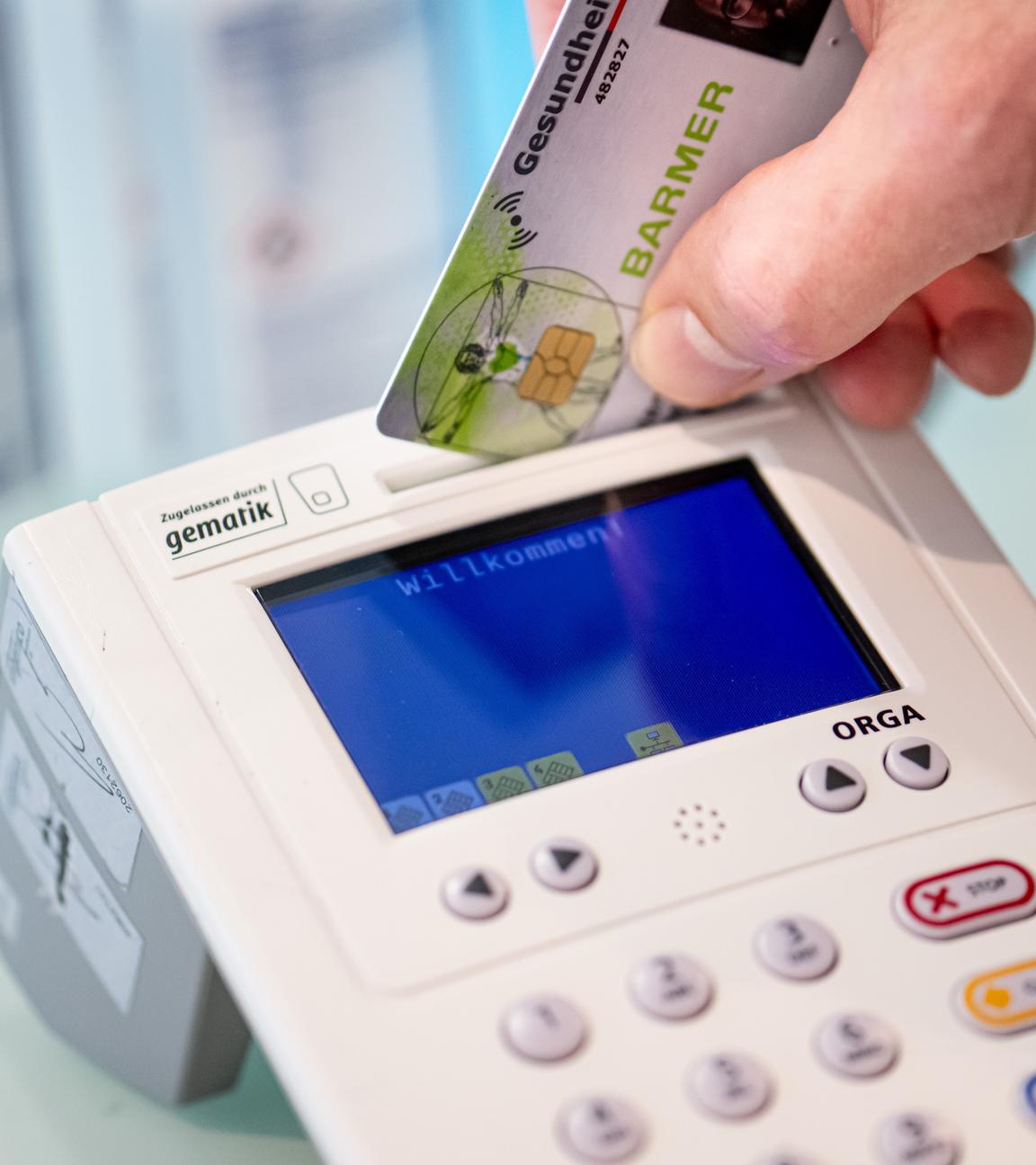 Krankenkassenkarte wird gescannt