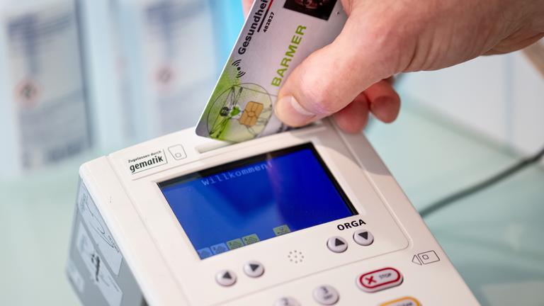 Krankenkassenkarte wird gescannt