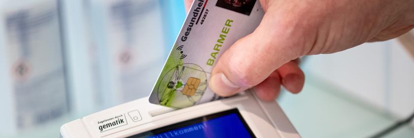 Krankenkassenkarte wird gescannt