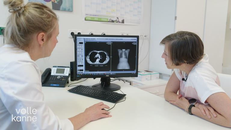 Eine Ärztin bespricht mit ihrer Patientin