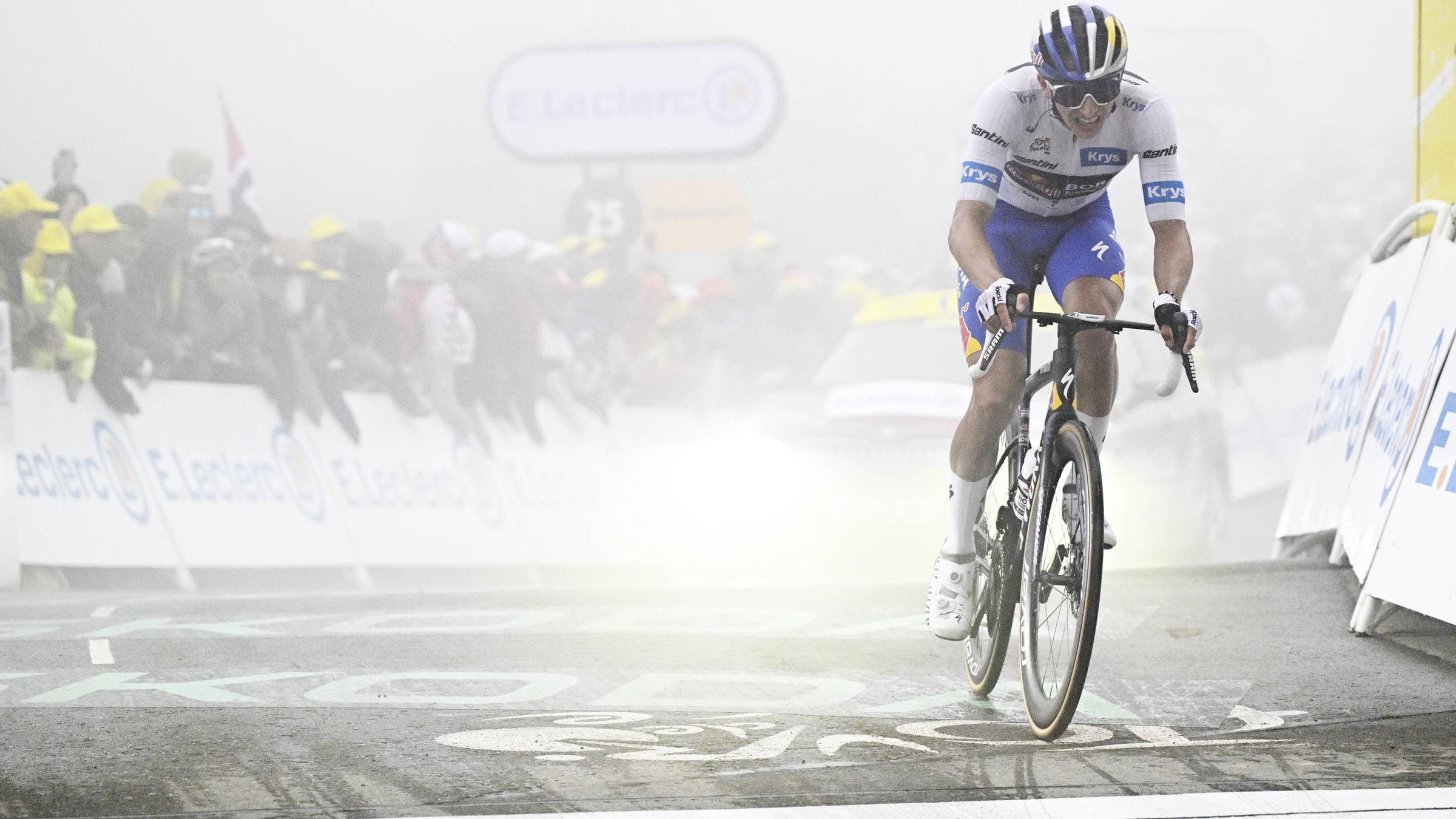 Florian Lipowitz fährt bei der 18. Tour-Etappe von Vif nach Courchevel auf dem 2304 Meter hohen Col de la Loze als Elfter über die Ziellinie rettet aber 22 Sekunden Vorsprung auf seinen größten Konkurrenten Oscar Onley.