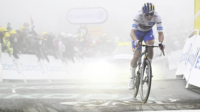 Florian Lipowitz fährt bei der 18. Tour-Etappe von Vif nach Courchevel auf dem 2304 Meter hohen Col de la Loze als Elfter über die Ziellinie rettet aber 22 Sekunden Vorsprung auf seinen größten Konkurrenten Oscar Onley.