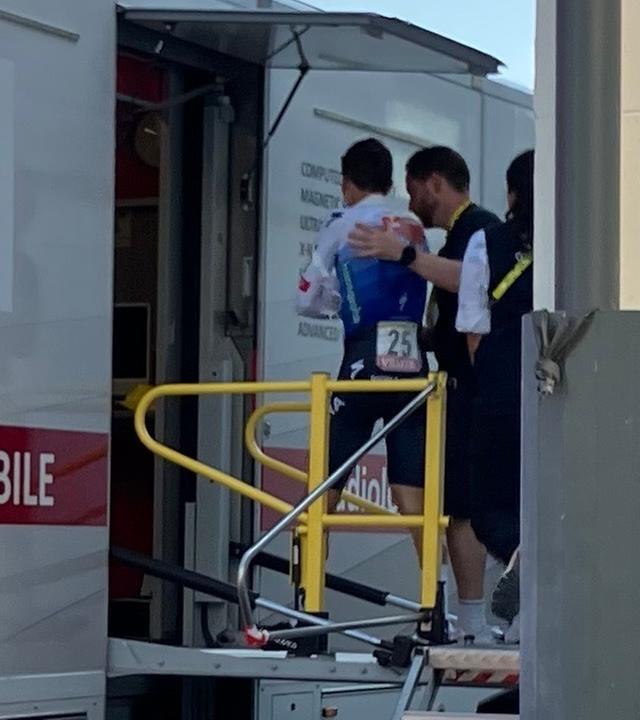 Der Deutsche Florian Lipowitz vom Team Red Bull - BORA - hansgrohe wird zu einer medizinischen Untersuchung geführt