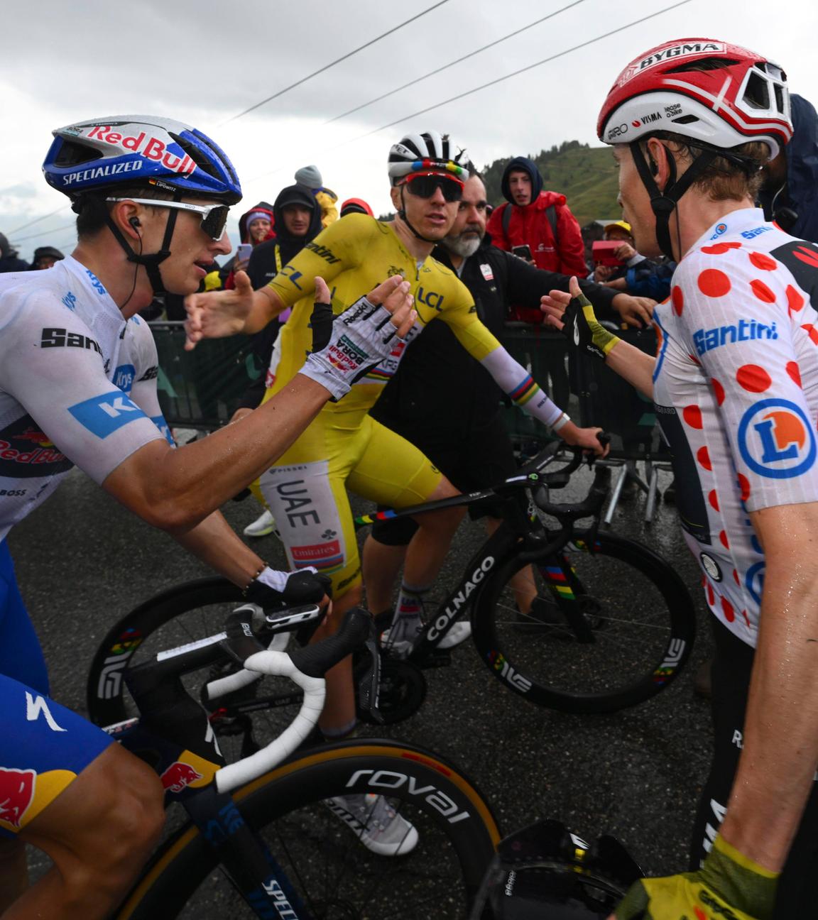 Tour de France 2025: Florian Lipowitz, Tadej Pogacar und Jonas Vingegaard gratulieren sich im Ziel der 19. Etappe.