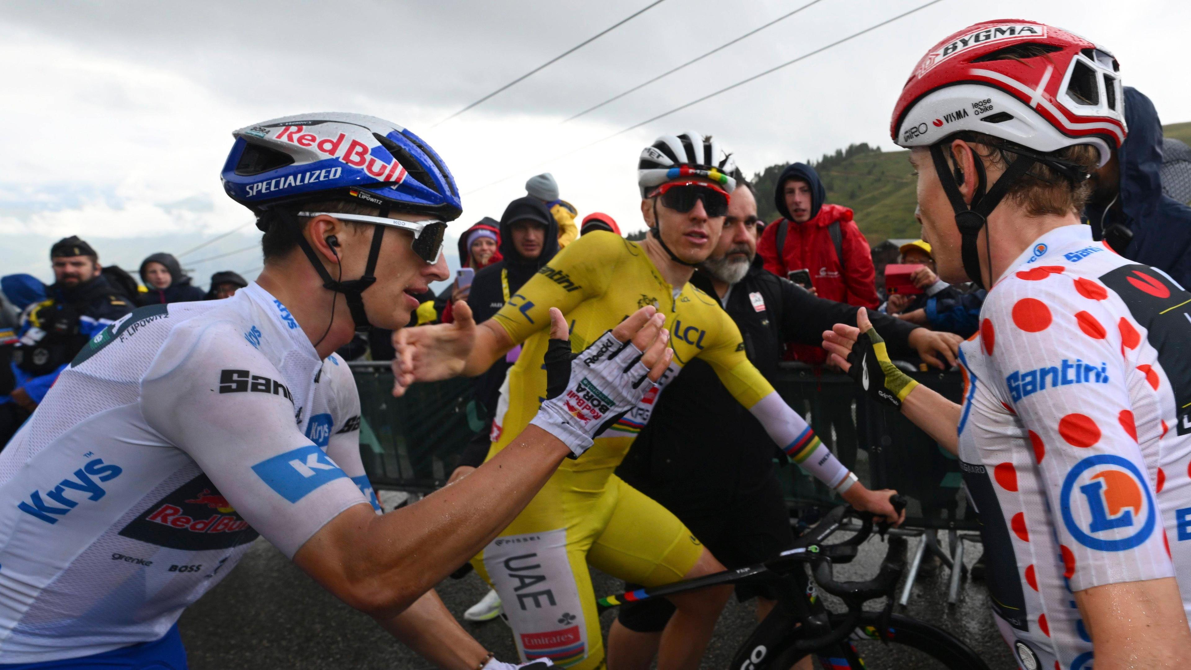 Tour de France 2025: Florian Lipowitz, Tadej Pogacar und Jonas Vingegaard gratulieren sich im Ziel der 19. Etappe.