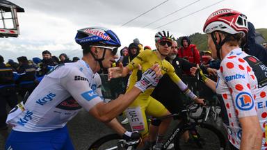 Tour de France 2025: Florian Lipowitz, Tadej Pogacar und Jonas Vingegaard gratulieren sich im Ziel der 19. Etappe.