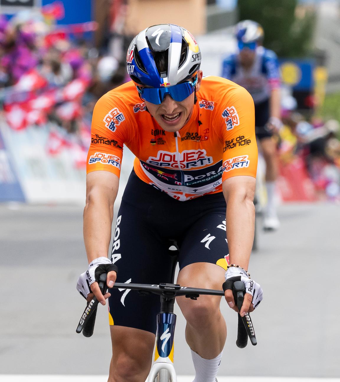 Florian Lipowitz bei der Zielankunft auf der letzten Etappe der Tour de Romandie