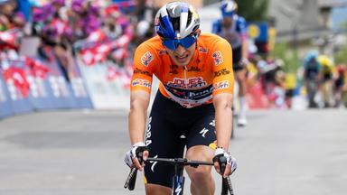 Florian Lipowitz bei der Zielankunft auf der letzten Etappe der Tour de Romandie