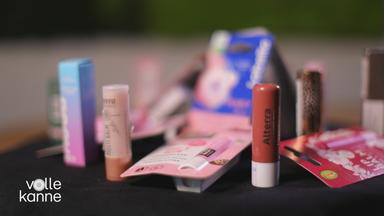Verschiedene Lippenstiftpflege-Produkte auf einem Tisch.