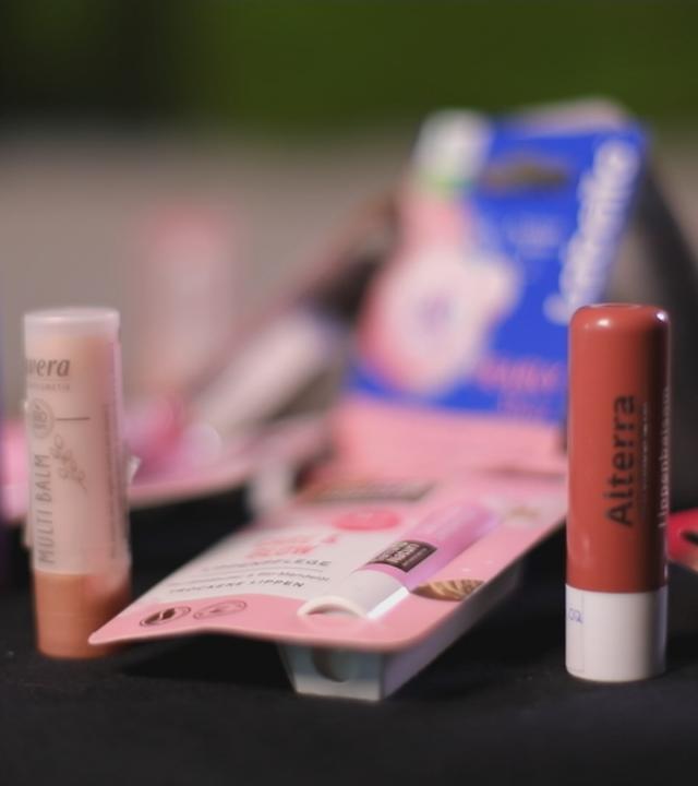 Verschiedene Lippenstiftpflege-Produkte auf einem Tisch.