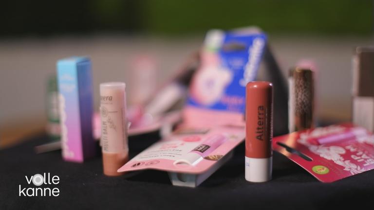 Verschiedene Lippenstiftpflege-Produkte auf einem Tisch.