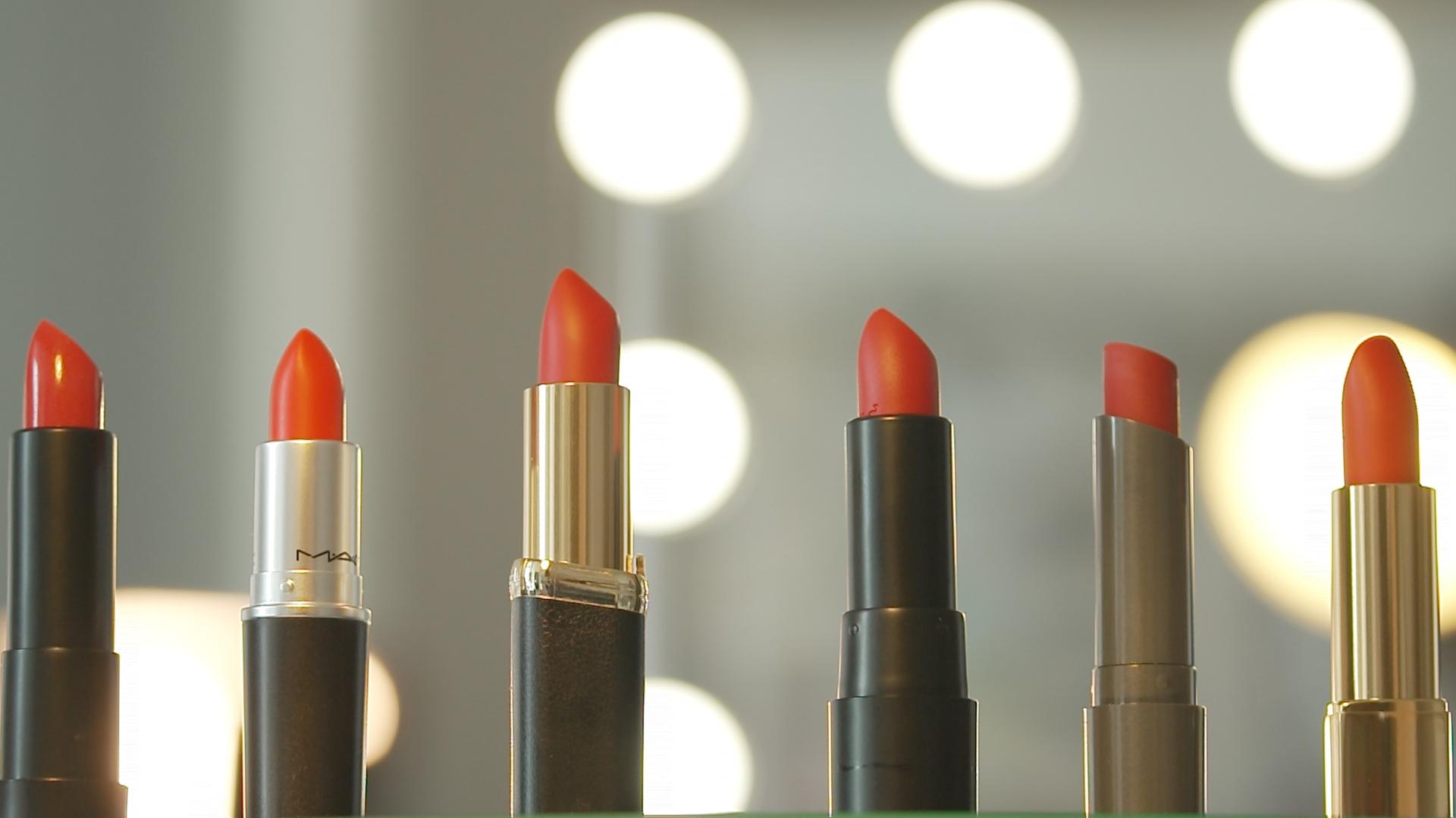Verschiedene Lippenstifte im Test