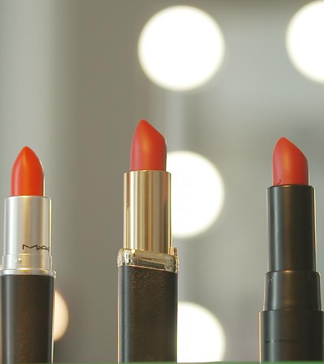 Verschiedene Lippenstifte im Test