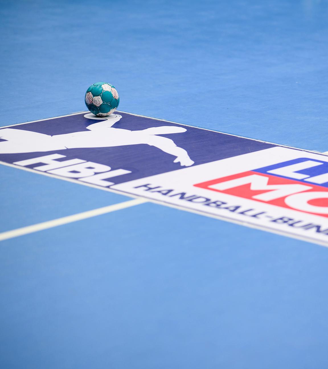 Das Logo der Liqui Moly Handball-Bundesliga auf dem Boden einer Sporthalle.