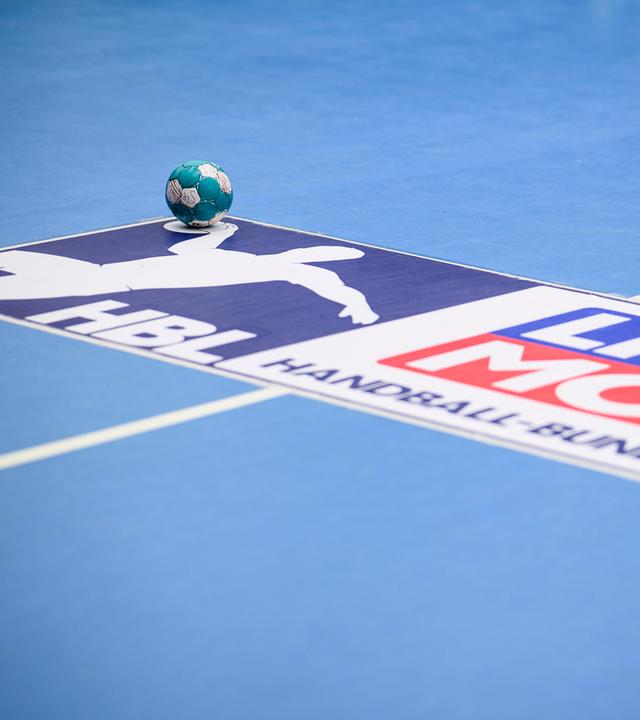 Das Logo der Liqui Moly Handball-Bundesliga auf dem Boden einer Sporthalle.