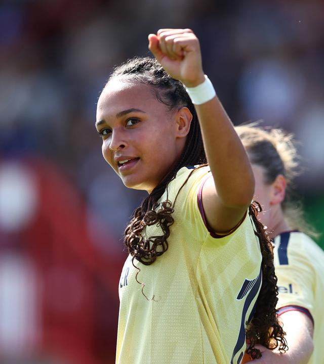 Die 19-jährige deutsche Fußballerin Lisa Baum blickt über die linke Schulter zurück in die Kamera. Sie hat die linke Faust zu einer Jubelpose erhoben.