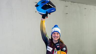 Deutschlands Bobfahrerin Lisa Buckwitz jubelt über ihren Sieg in Innsbruck am 18.01.2025.