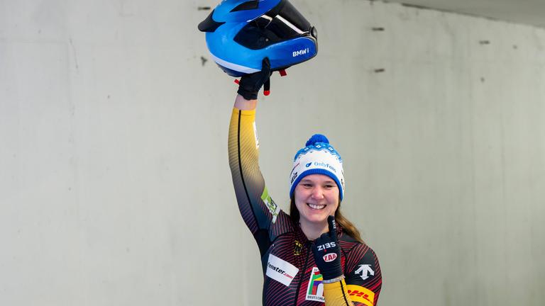 Deutschlands Bobfahrerin Lisa Buckwitz jubelt über ihren Sieg in Innsbruck am 18.01.2025.