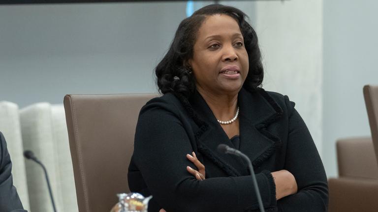 Lisa Cook, Mitglied der US-Notenbank, während einer Sitzung.